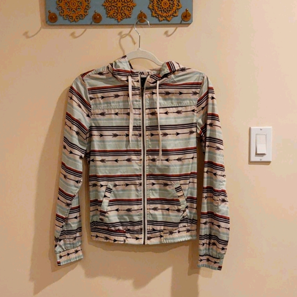 Geometric print light windbreaker